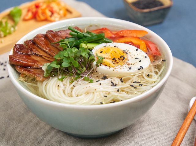 Домашний Рамен с курицей и яйцом